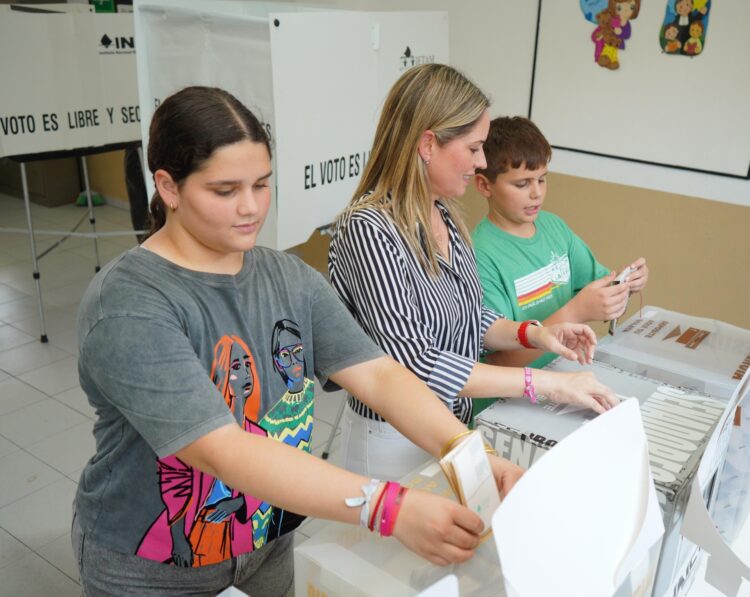 Alejandra Cárdenas votó en la casilla 1594 de Cd. Victoria