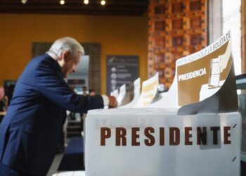 Presidente López Obrador vota en una casilla del Centro Histórico de la CDMX
