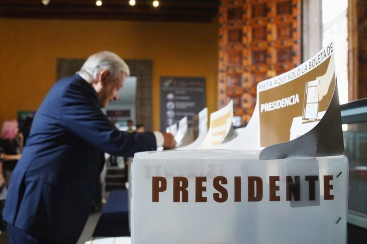 Presidente López Obrador vota en una casilla del Centro Histórico de la CDMX
