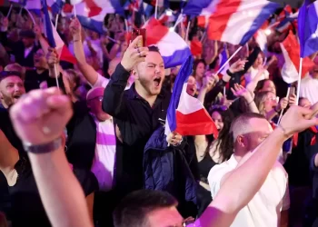 Extrema derecha gana primera vuelta de elecciones en Francia