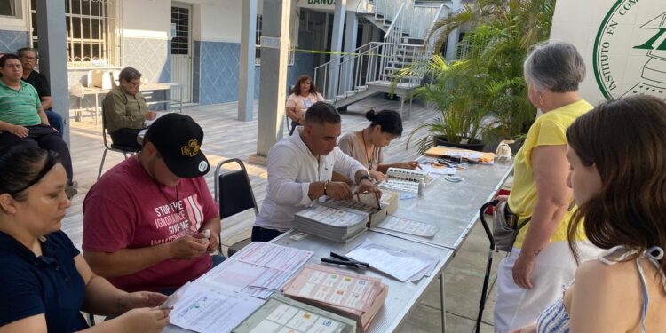 Tenga cuidado al depositar las boletas con sus votos, identifique colores de urnas