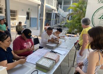 Tenga cuidado al depositar las boletas con sus votos, identifique colores de urnas