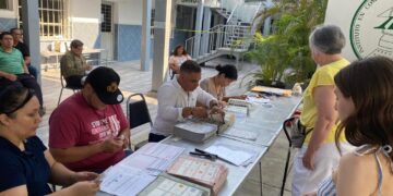 Tenga cuidado al depositar las boletas con sus votos, identifique colores de urnas