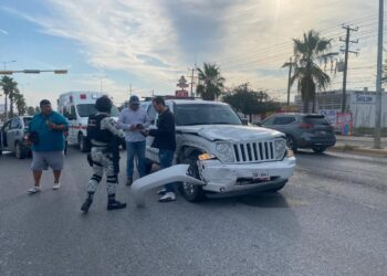 Golpazo por alcance en la Avenida José Sulaimán, de Cd. Victoria; dos heridos