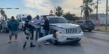 Golpazo por alcance en la Avenida José Sulaimán, de Cd. Victoria; dos heridos