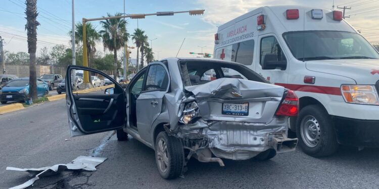 Golpazo por alcance en la Avenida José Sulaimán, de Cd. Victoria; dos heridos