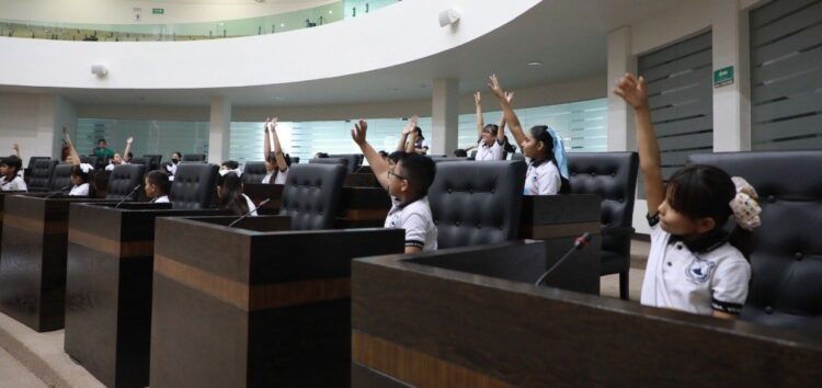Visitan estudiantes de primaria “Venustiano Carranza” sede del Congreso de Tamaulipas