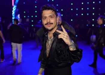 Nodal muestra su amor por Ángela Aguilar antes de seguir su gira