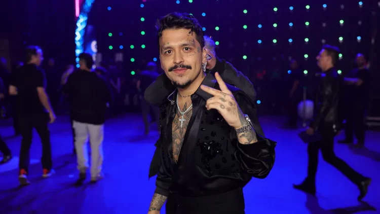 Nodal muestra su amor por Ángela Aguilar antes de seguir su gira