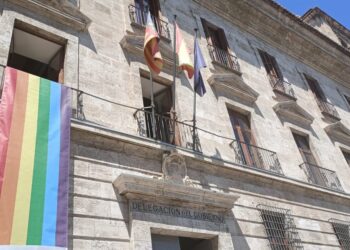 Polémica en España por la bandera LGBTIQ+ en edificios públicos