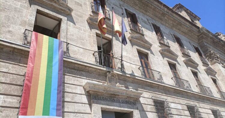 Polémica en España por la bandera LGBTIQ+ en edificios públicos