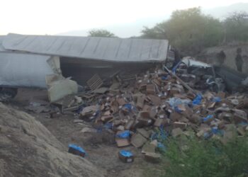 Chocan tractocamión y camioneta de redilas en carretera Victoria-Tula-SLP