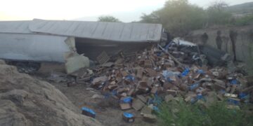 Chocan tractocamión y camioneta de redilas en carretera Victoria-Tula-SLP