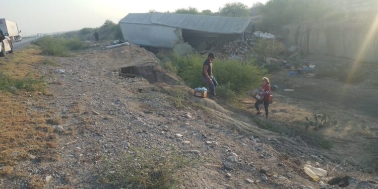 Chocan tractocamión y camioneta de redilas en carretera Victoria-Tula-SLP