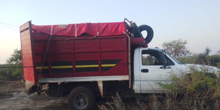 Chocan tractocamión y camioneta de redilas en carretera Victoria-Tula-SLP