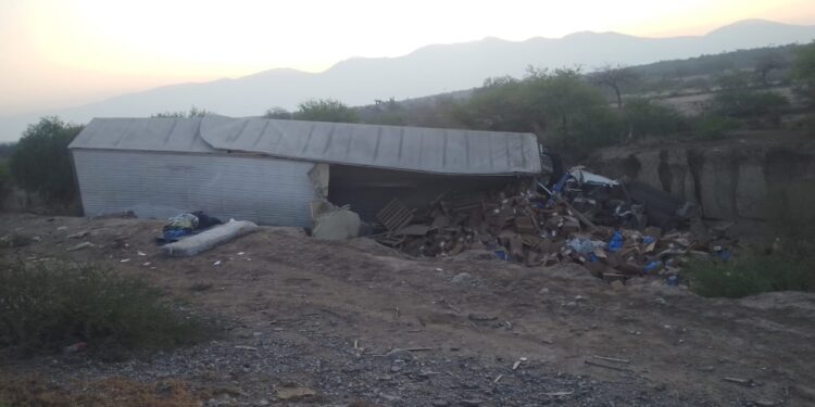 Chocan tractocamión y camioneta de redilas en carretera Victoria-Tula-SLP
