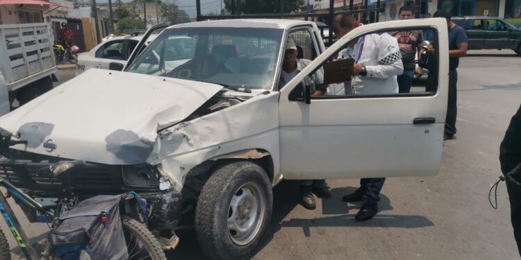 Carambola vehicular en el crucero Fermín Legorreta y Carrera Torres