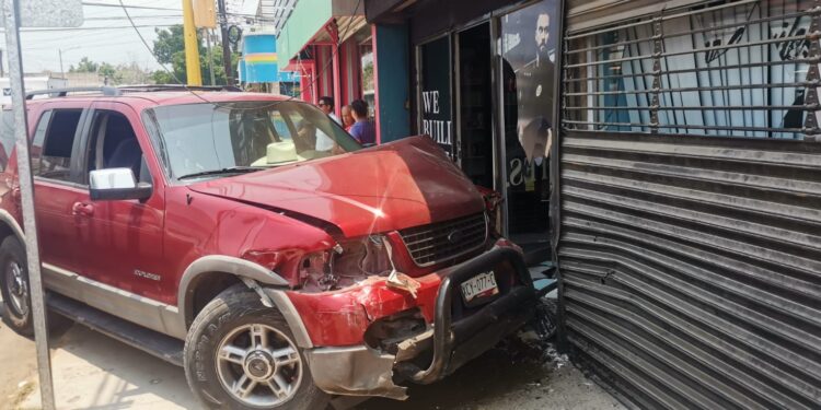 Carambola vehicular en el crucero Fermín Legorreta y Carrera Torres