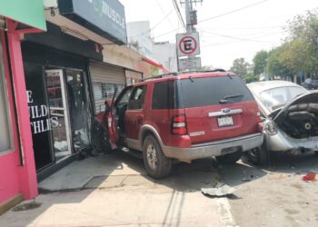 Carambola vehicular en el crucero Fermín Legorreta y Carrera Torres
