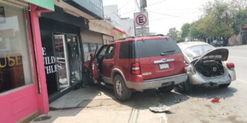 Carambola vehicular en el crucero Fermín Legorreta y Carrera Torres