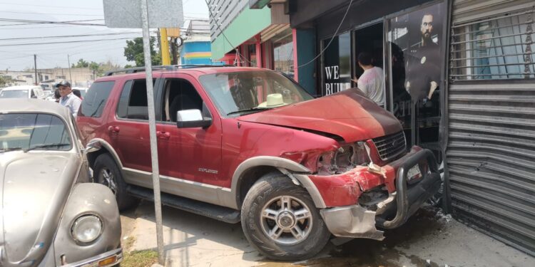 Carambola vehicular en el crucero Fermín Legorreta y Carrera Torres