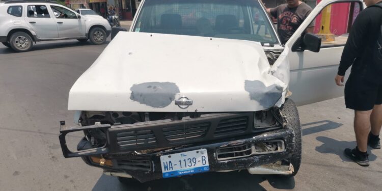 Carambola vehicular en el crucero Fermín Legorreta y Carrera Torres