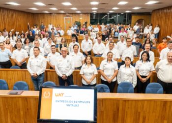 Reconoce UAT desempeño académico de estudiantes hijos del personal docente