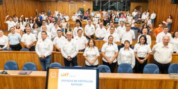 Reconoce UAT desempeño académico de estudiantes hijos del personal docente