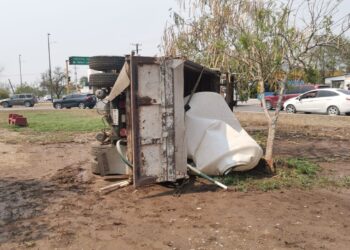 Vuelca camión con cisterna de agua en camellón del Bulevar Fidel Velázquez