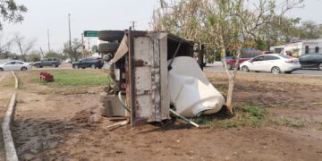 Vuelca camión con cisterna de agua en camellón del Bulevar Fidel Velázquez