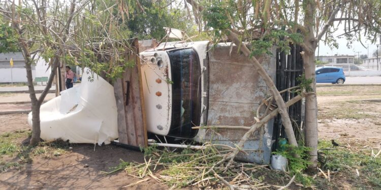 Vuelca camión con cisterna de agua en camellón del Bulevar Fidel Velázquez