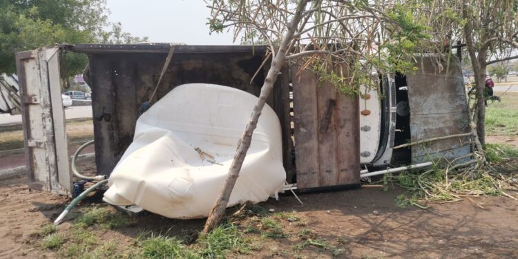 Vuelca camión con cisterna de agua en camellón del Bulevar Fidel Velázquez