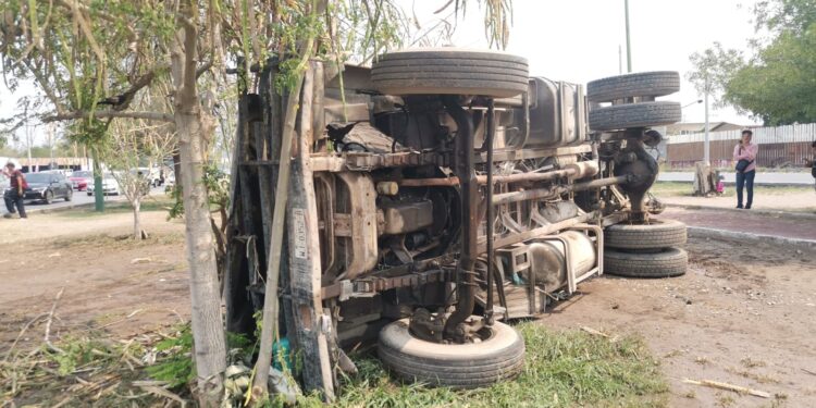 Vuelca camión con cisterna de agua en camellón del Bulevar Fidel Velázquez