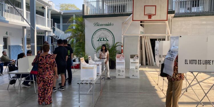 Tenga cuidado al depositar las boletas con sus votos, identifique colores de urnas