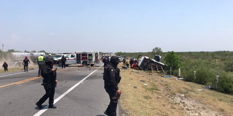 Choque frontal de patrulla y auto en carretera Victoria-Tampico: un muerto y seis heridos