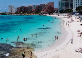 Celebran el Día Mundial de los Océanos con una limpieza de “Playa Delfines” en Cancún