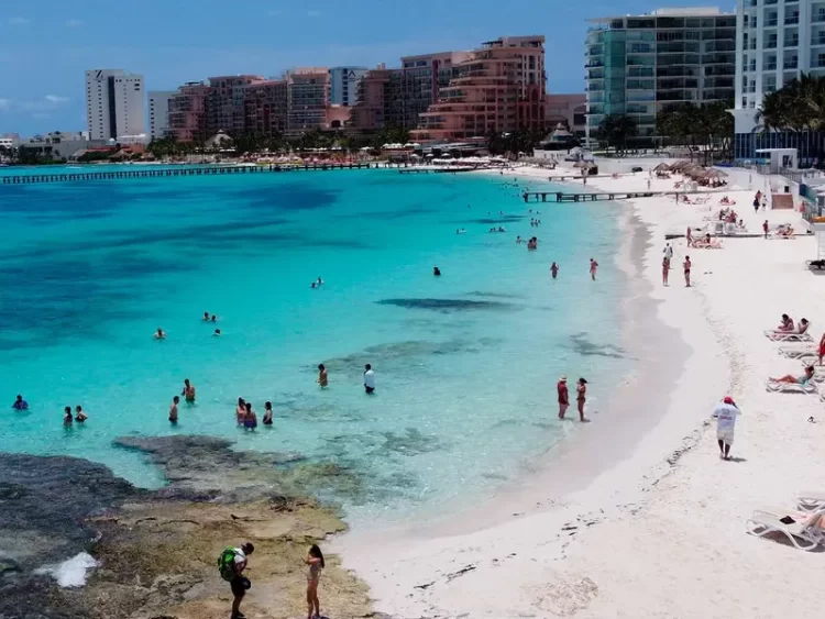 Celebran el Día Mundial de los Océanos con una limpieza de “Playa Delfines” en Cancún