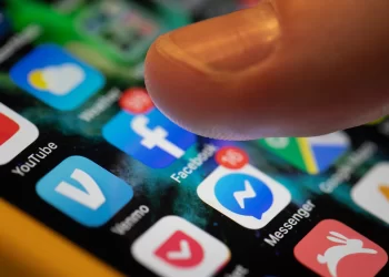 NY regula uso de redes sociales para jóvenes