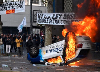 Senado argentino aprueba paquete de reformas de Milei tras acalorado debate