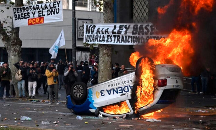 Senado argentino aprueba paquete de reformas de Milei tras acalorado debate