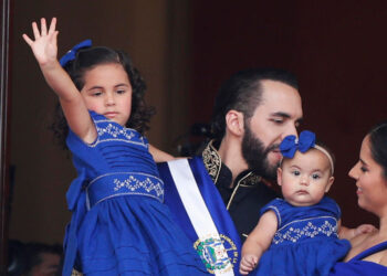 La hija de Bukele se roba la escena durante su investidura