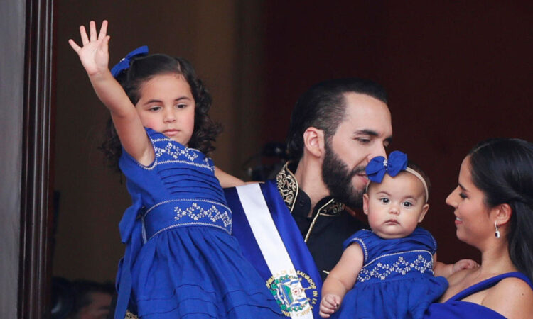 La hija de Bukele se roba la escena durante su investidura