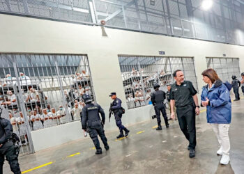 Patricia Bullrich visita la macrocárcel para pandilleros en El Salvador