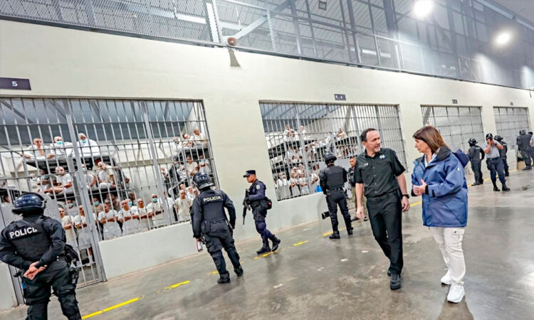 Patricia Bullrich visita la macrocárcel para pandilleros en El Salvador