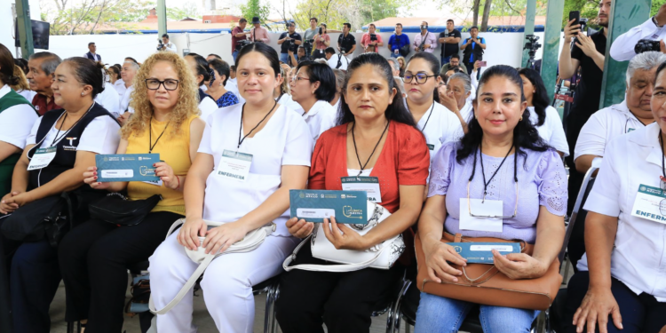 Entrega Américo tarjetas del programa “La Clínica es Nuestra”