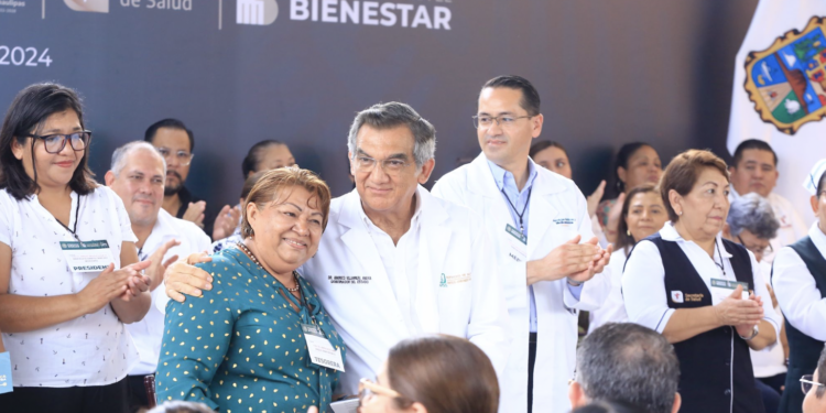 Entrega Américo tarjetas del programa “La Clínica es Nuestra”