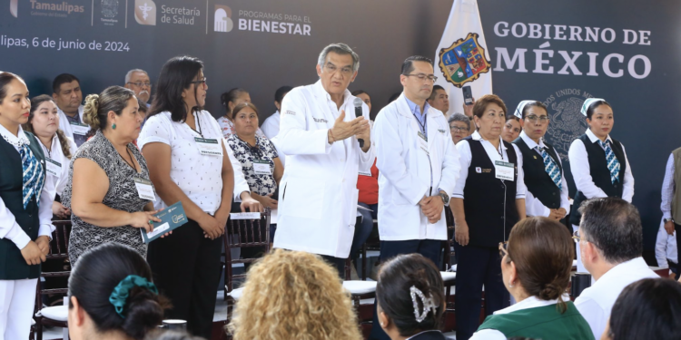 Entrega Américo tarjetas del programa “La Clínica es Nuestra”