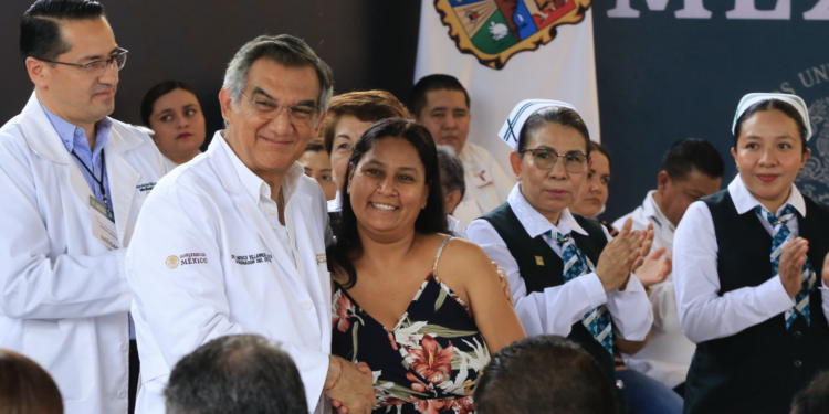 Entrega Américo tarjetas del programa “La Clínica es Nuestra”