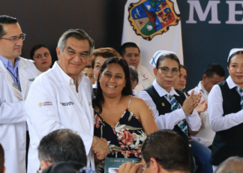 Entrega Américo tarjetas del programa “La Clínica es Nuestra”