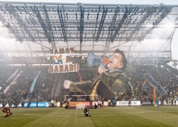 Afición del LAFC rinde homenaje a Juanga en el Mes del Orgullo LGBTI